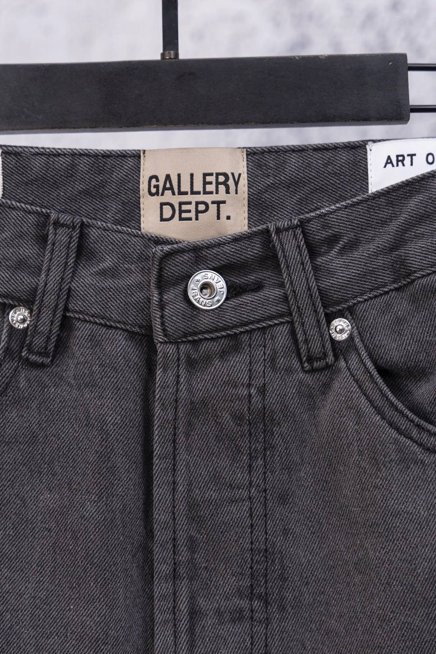 💰270 GALLERY DEPT.25ss new style splash-ink jeans, boot-cut trousers, denim + splash-ink, full of artistic sense! The trouser legs are spliced ​​with denim, creating a layered look, and the words "GALLERY DEPT." are super recognizable✨. High-density denim, wear-resistant and comfortable, perfect for daily wear or street style. Inspired by the classic elements of Helmut Lang, splashing ink is full of three-dimensionality. Pair it with simple tops or HL items to easily get a sense of avant-garde fashion! Gallery Dept. targets the global fashion pioneer group aged 18-35 and positions itself as a "high street art trendy brand". Cultural symbol output: Through endorsements from stars such as Virgil Abloh, Jennie, and Justin Bieber, the brand’s benchmark status in the hip-hop and fashion circles is strengthened. Size: 28-34 Color: Gray Blue